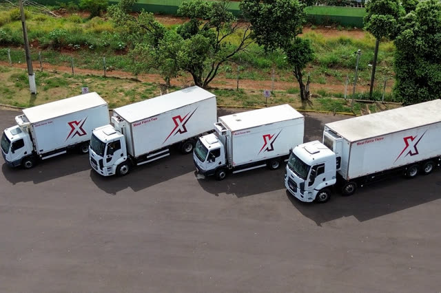 Caminhões refrigerados da frota BoiX no pátio