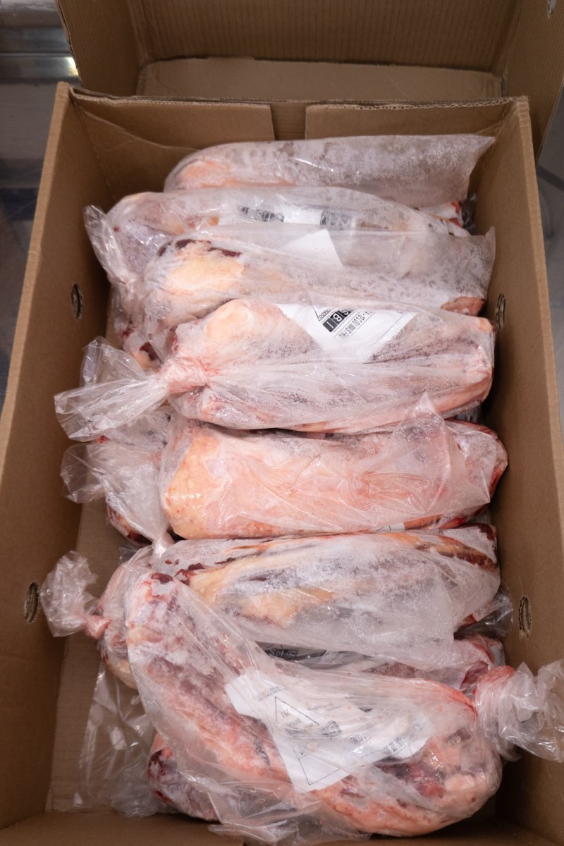 Caixa com miúdos bovinos congelados, embalados um a um
